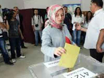 الناخبون في تركيا يبدأون في الإدلاء بأصواتهم في الانتخابات الرئاسية والبرلمانية 
