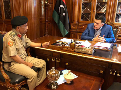 القائد الأعلى للجيش الليبي يجتمع مع رئيس الأركان العامة 