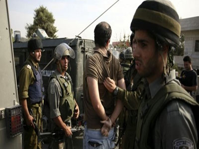 قوات الاحتلال تعتقل مواطنا فلسطينيا وزوجته ونجله شمال بيت لحم
