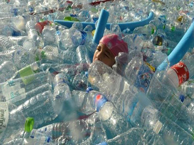 تقرير: الفرد يبتلع خمسة غرامات من البلاستيك يوميًا