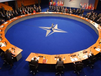 الناتو منفتح على الحوار مع روسيا ويدعو لـالشفافية 