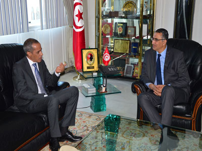 وزير الدفاع التونسي يبحث مع سفير الجزائر بتونس الاوضاع الامنية في ليبيا 