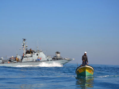 بحرية قوات الاحتلال الصهيوني تهاجم الصيادين الفلسطينيين قبالة شاطئ غزة 
