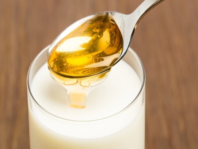 فوائد الحليب مع العسل نوم أفضل وعظام أقوى