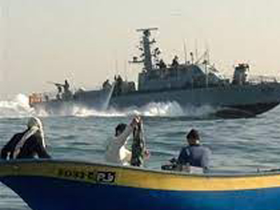 زوارق الاحتلال الصهيوني تستهدف الصيادين شمال قطاع غزة