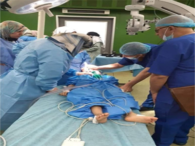 طبيب زائر يجري «40» عملية جراحية لإنقاذ حالات مهدّدة بالعمى 