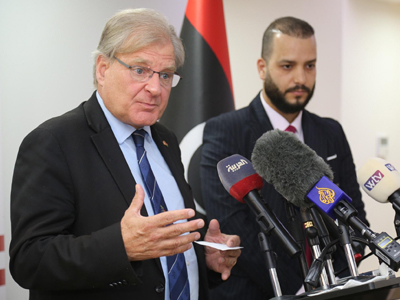 السفير الأمريكي يكشف تفاصيل المبادرة الدولية لإدارة الإيرادات النفطية الليبية 