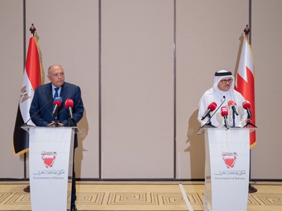 وزيرا خارجية البحرين ومصر يشددان على أهمية الحفاظ على وحدة وسلامة الأراضي الليبية 