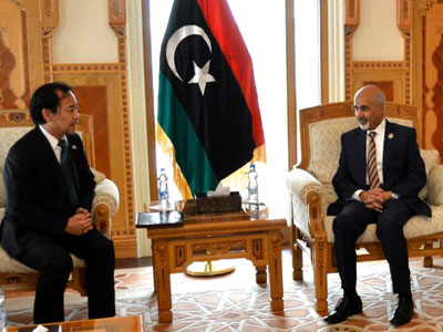 سفير اليابان لدى ليبيا يسلم رئيس المؤتمر الوطني رسالة خطية 