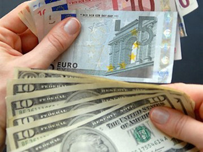 اليورو يهبط لادنى مستوى في 3 شهور أمام الدولار