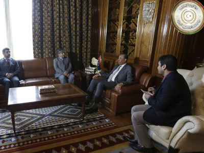 رئيس الوزراء المكلف عبدالله الثني مع سفير الباكستان في ليبيا