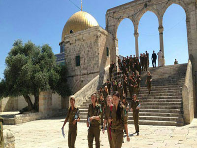 مجندات إسرائيليات ومستوطنون يقتحمون باحات المسجد الأقصى 
