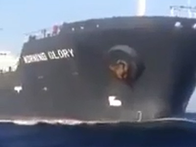ناقلة النفط مورنينغ غلوري تصل قاعدة طرابلس البحرية 