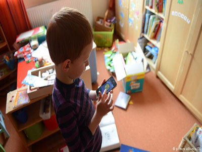 دراسة تحذر من تأثير الهواتف الذكية على صحة الأطفال