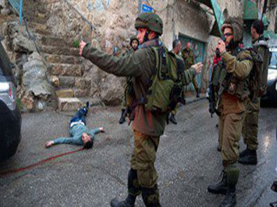 استشهاد شاب فلسطيني وإصابة اثنين آخرين جراء قصف مدفعي 