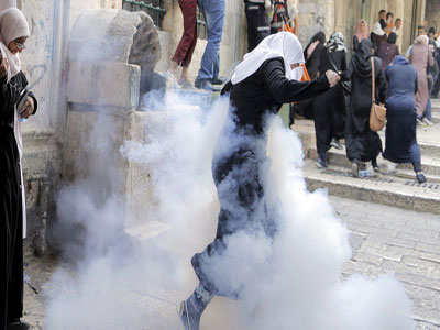 قوات الإحتلال الإسرائيلي تصيب عشرات الطلاب الفلسطينيين بالغاز السام 