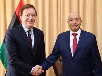 في زيارته الأولى إلى طبرق.. السفير البريطاني يؤكد على دعم بريطانيا القوي لليبيا 