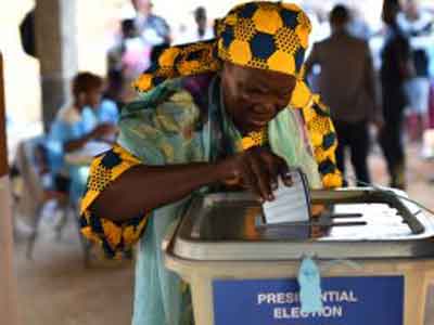 الناخبون في سيراليون ينتخبون رئيسا جديدا اليوم 