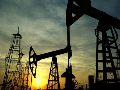 زيادة الإنتاج الأميركي تدفع أسعار النفط للانخفاض
