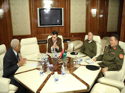 رئيس المجلس الرئاسي يجتمع مع امراء ( 3 ) مناطق عسكرية 