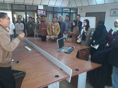 عميد وطلاب كلية الفنون والإعلام بجامعة الزيتونة يقومون بزيارة الى مقر وكالة الانباء الليبية وقناة ليبيا الوطنية 