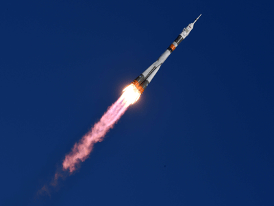 اطلاق صاروخ روسي للفضاء وعلى متنه 3 اقمار اصطناعية عربية 