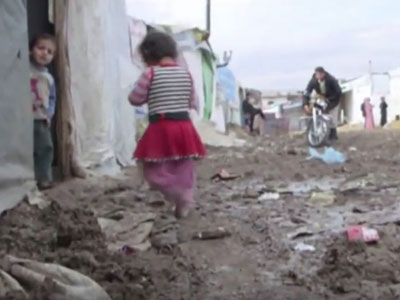 العثور على أربعة سوريين امرأتان وطفلان تجمدوا حتى الموت في شرق لبنان  