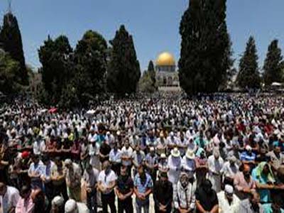 30 ألفا يؤدون صلاة الجمعة في المسجد الأقصى رغم الإجراءات المشددة لقوات الاحتلال الصهيوني