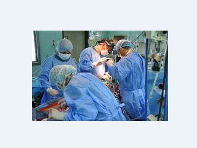 فريق طبي بالمستشفى الجامعي يجري اليوم الجمعة 11 عملية على مفصل الركبة 