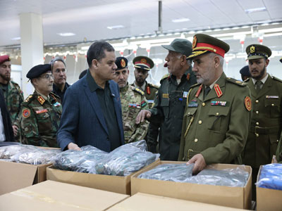 الدبيبة يتفقد هيئة الإمداد والتموين التابعة للجيش الليبي  