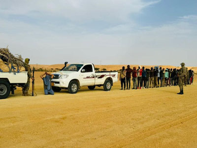 وحدات اللواء (444) قتال تواصل عملياتها في ضبط المهربين وقطع اوصال نشاطهم وسط الصحراء الليبية 