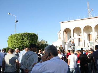 احتجاج على مظاهر التسلح أمام وزارت الحكومة