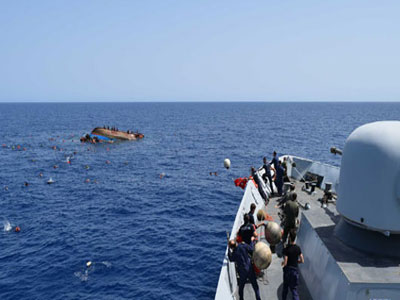 البحرية الليبية تنقذ (550) مهاجرا غير شرعي