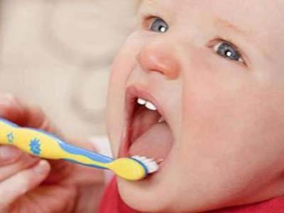متى يجب الشروع في تنظيف أسنان طفلك