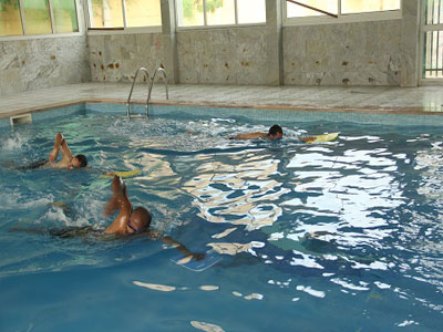 تواصل دورة معلمي السباحة بطرابلس