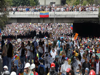 اضطرابات فنزويلا إحراق شاب والعنف يتصاعد