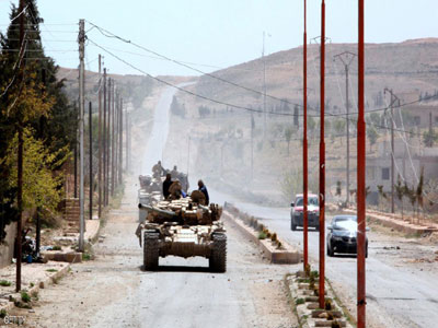 قوات موالية للحكومة السورية تحتشد قرب قاعدة للتحالف