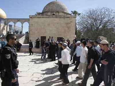 مستوطنون يهود يقتحمون المسجد الأقصى احتفالا بما يسمى عيد الأسابيع 