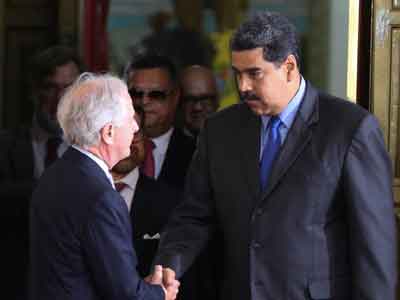 الرئيس الفنزويلي يلتقي مع السناتور الجمهوري الأمريكي بوب كروكر
