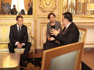 رئيس المجلس الرئاسي يجري محادثات مع الرئيس الفرنسي في قصر الإليزيه 