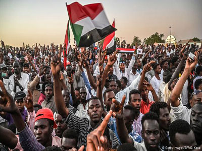 قادة الاحتجاج في السودان يهددون بـعصيان مدني