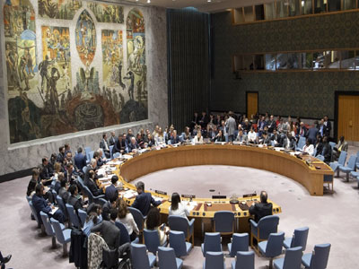مجلس الأمن يدعو جميع الأطراف بسرعة العودة إلى الوساطة السياسية للأمم المتحدة ، والالتزام بوقف إطلاق النار ووقف التصعيد . 