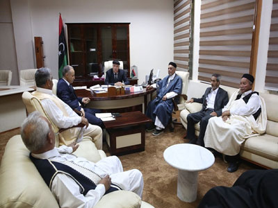 وزير الدولة لشؤون النازحين يجتمع مع مجلس شيوخ ليبيا .