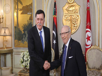 السراج يجري محادثات مع الرئيس التونسي حول مستجدات الملف الليبي.
