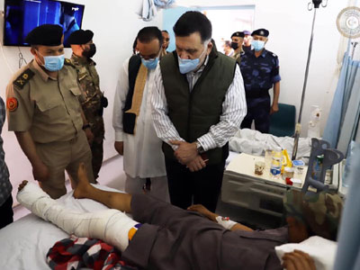 رئيس المجلس الرئاسي يتفقد الجرحى والمصابين بمستشفى أبو سليم ومصحة الاستقلال  