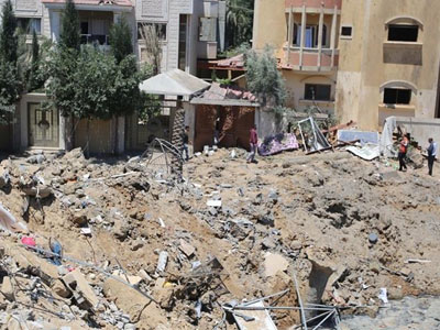 قوات الاحتلال الصهيوني تغير ب160 طائرة وتقصف الاحياء السكنية للمدنيين الفلسطينيين في غزة لليوم الخامس على التوالي 