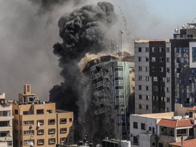 لمنعها من كشف المجازر : غارة إسرائيلية تدمر مبنى سكنيا يضم مقار وسائل إعلام عالمية في غزة  