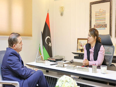 وزيرة الخارجية مع السفير المالطي