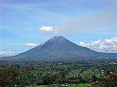 إجلاء أكثر من ألف شخص إثر ثوران بركان في اندونيسيا