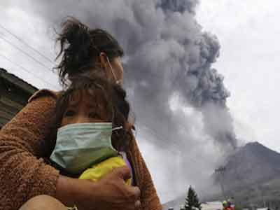 إجلاء سكان إحدي قري إندونيسيا إثر ثوران بركان جبل سينابونج بسومطره 